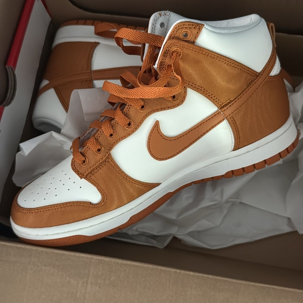 Nike Dunk Hi Retro SE Men's Or Woman White and Brown High-Top Sneakers